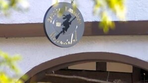 Un reloj con la silueta de una persona, colgado en una pared.