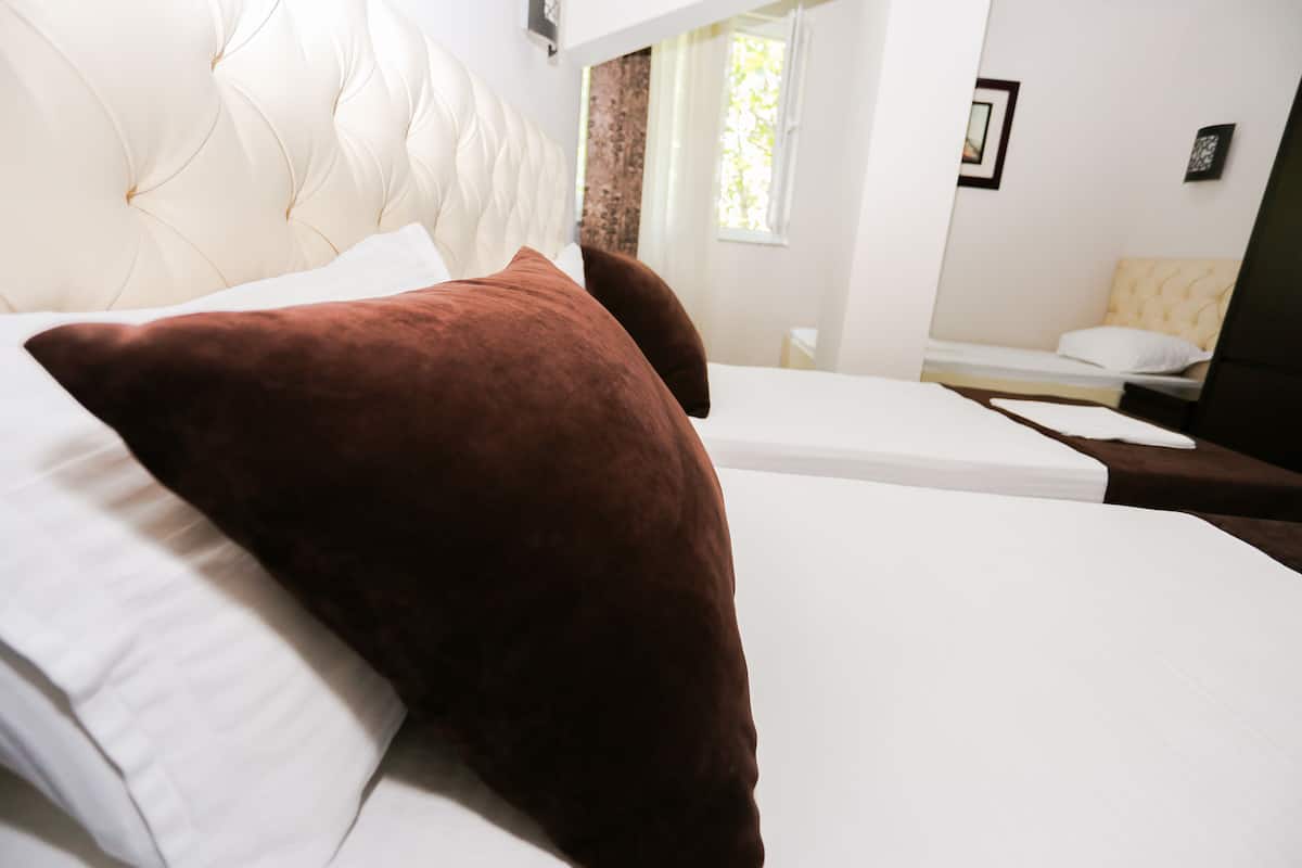 triple room | desk, laptop workspace, blackout curtains, soundproofing