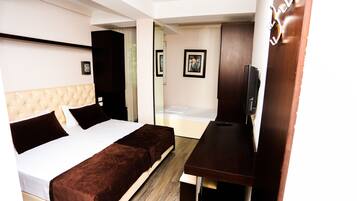 Camera tripla | Una scrivania, postazione laptop, tende oscuranti, insonorizzazione