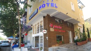 Um hotel com café-restaurante chamado "il poeta" e um letreiro com a inscrição "InnHouse".