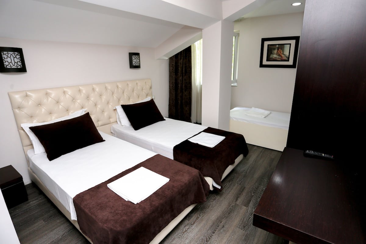 triple room | desk, laptop workspace, blackout curtains, soundproofing