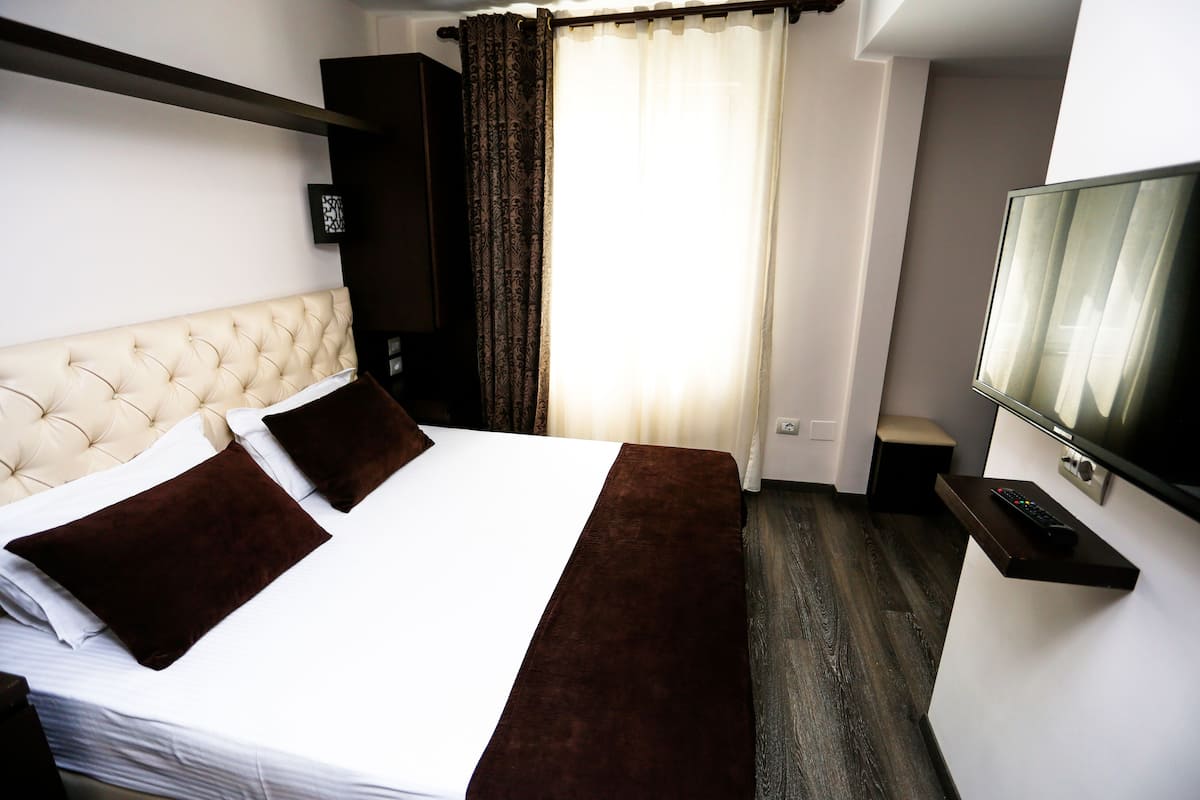 Double Room | Desk, laptop workspace, blackout curtains, soundproofing
