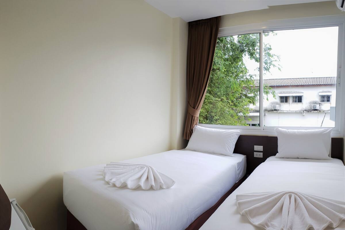 Twin Room | In-room safe, free WiFi, bed sheets