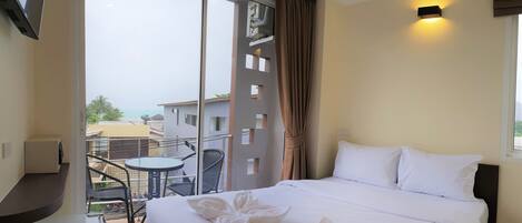 Standard Double Room | Bathroom | Shower, free toiletries, towels