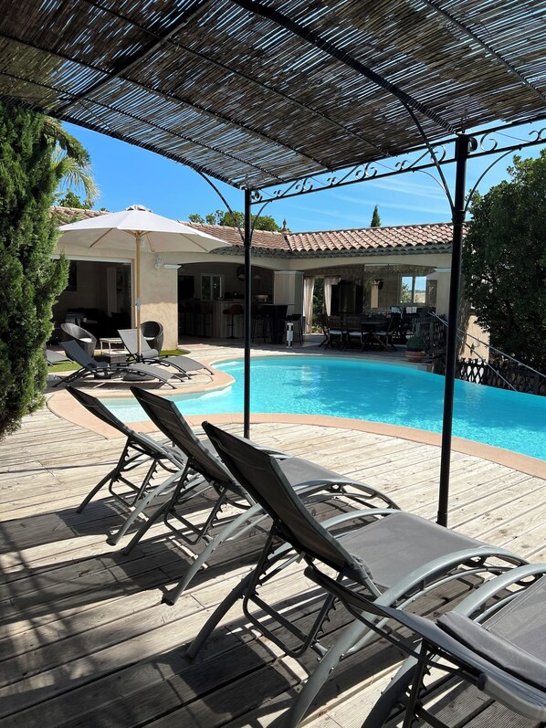 Outdoor pool - Villa with infinity pool, Pool house, Spa (Bagnols-En-Forêt)
