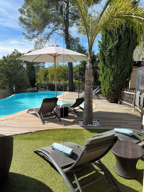 Una piscina al aire libre