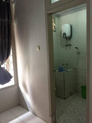 Shower, towels - Cinta Rent House Makassar (Makassar)