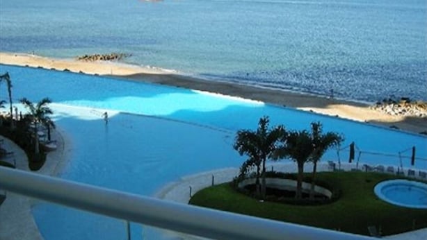 An infinity pool, a heated pool - Puerto Vallarta, Paradise Awaits Beachfront Condo Peninsula (Puerto Vallarta)