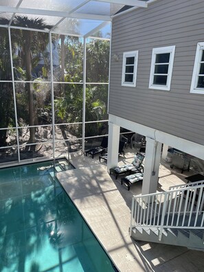 Een buitenzwembad en een verwarmd zwembad