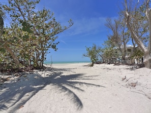 Vlak bij het strand, ligstoelen, strandlakens