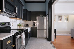 Refrigerador con freezer, microondas, horno, placa de cocina