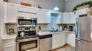 Casa, varias camas, para no fumadores | Cocina privada | Refrigerador con congelador, microondas, horno y parrilla de estufa