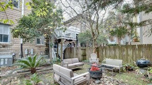 สนามรอบบริเวณ