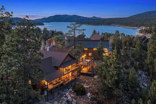 Luxury in Castle Glen! HOT TUB! Game Room with Pool Table! Lake Views! Multiple Decks and Fireplaces!