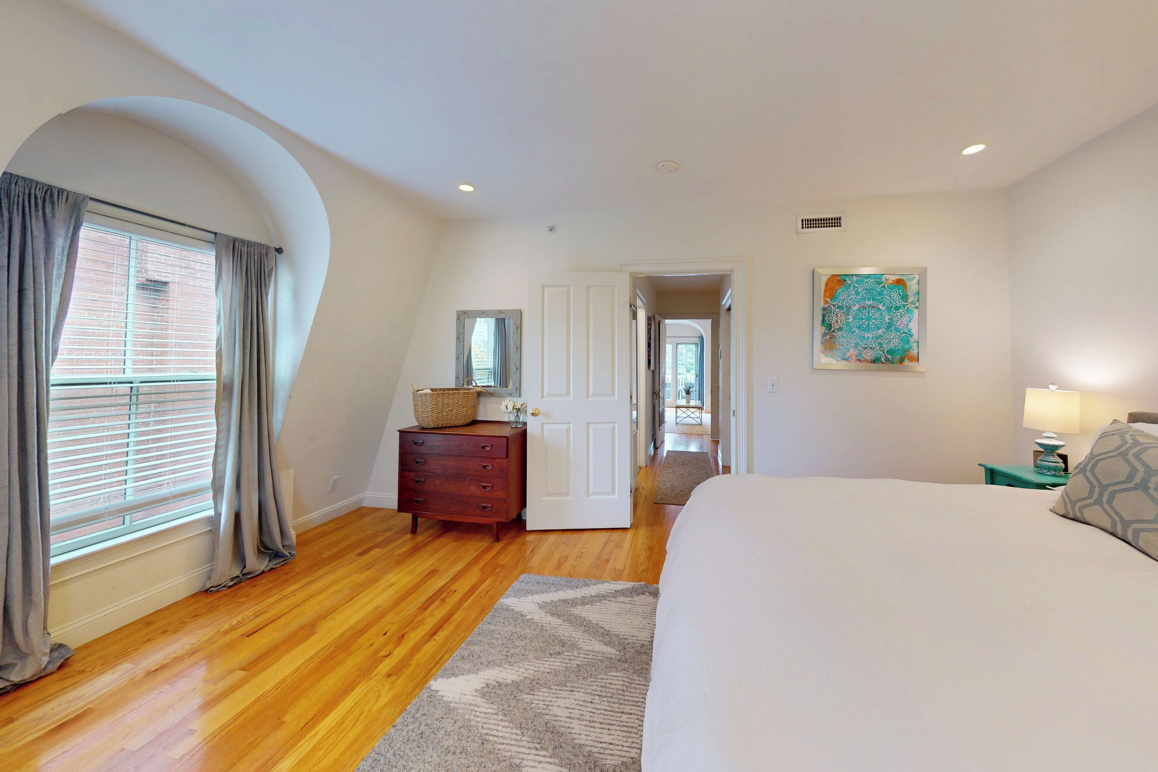 3 chambres, bureau, fer et planche à repasser, lit parapluie