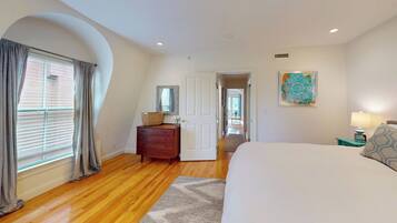 3 chambres, bureau, fer et planche à repasser, lit parapluie