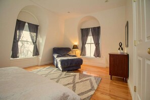 3 bedrooms, desk, iron/ironing board, travel cot