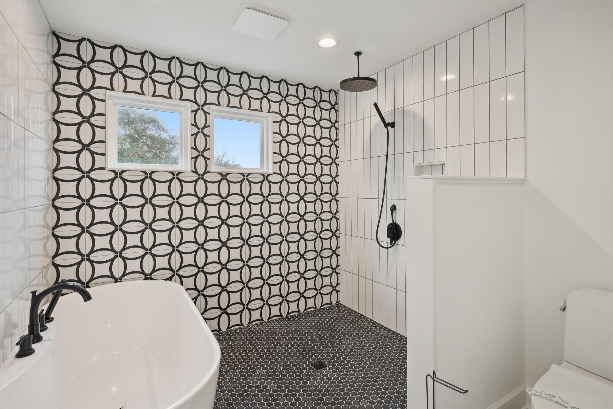 Kombinert dusj/badekar og håndklær