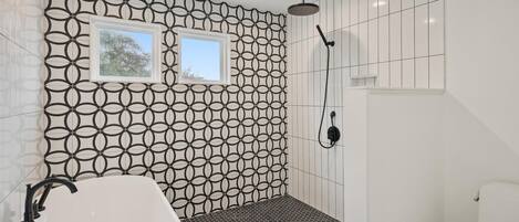 Kombinert dusj/badekar og håndklær