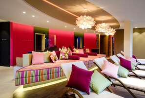 Minibar, caja de seguridad en la habitación y escritorio 