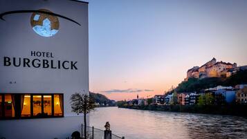 Vista frontal de la propiedad