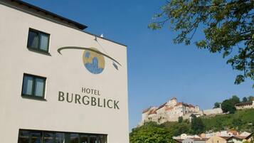 Un hotel chiamato BURGBLICK, con un logo raffigurante un uccello e una montagna.