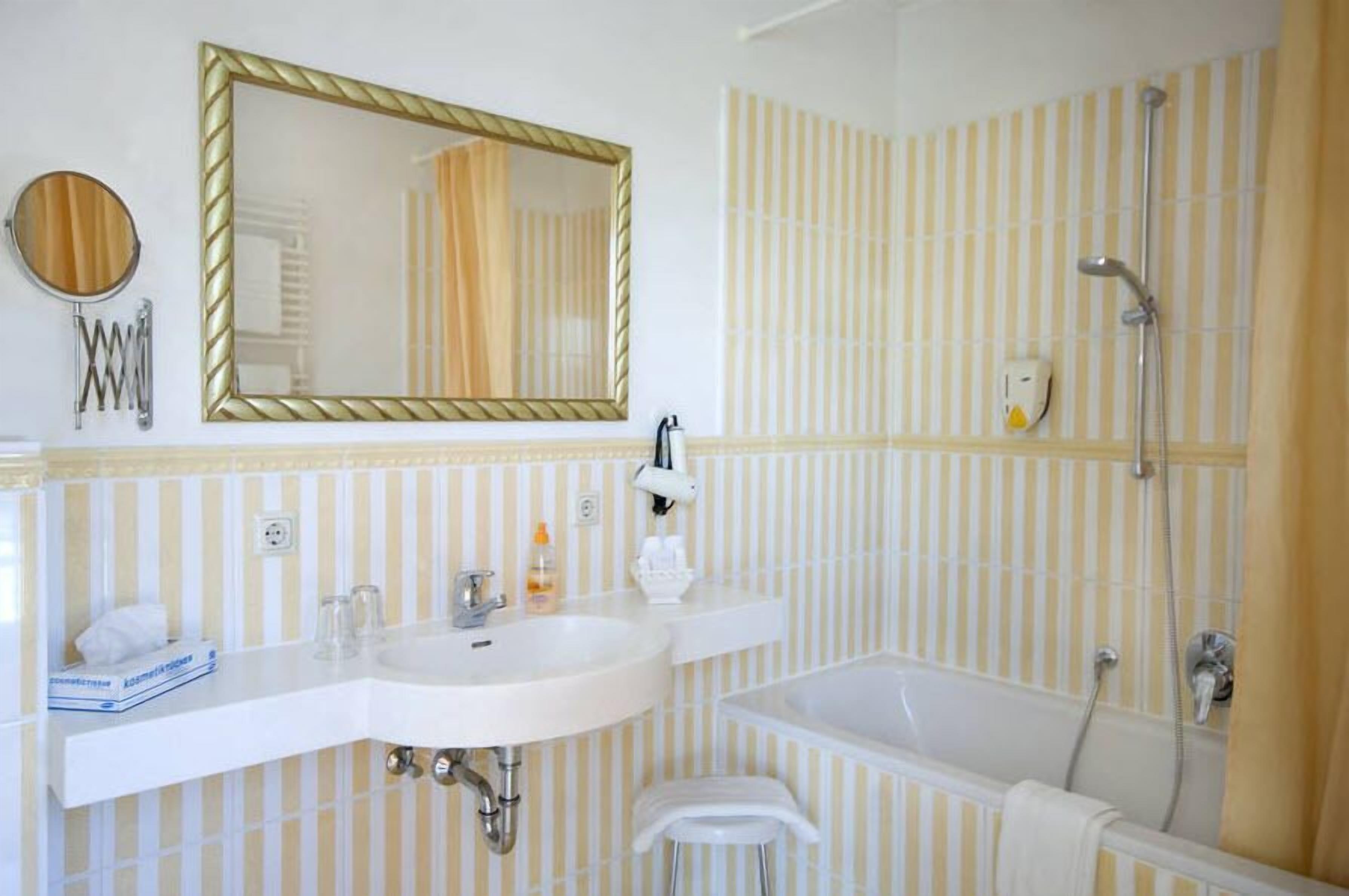 double room (castle view) | bathroom | free toiletries, hair dryer, towels