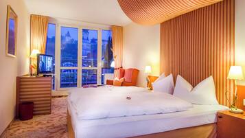 Habitación doble Deluxe, 1 cama Queen size, para no fumadores, vista al río | Minibar, caja de seguridad en la habitación y escritorio