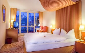 Chambre Deluxe double, 1 grand lit, non-fumeur, vue sur le fleuve | Minibar, coffre-fort, bureau, rideaux dâobscurcissement