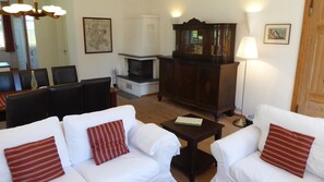 อพาร์ทเมนท์ (Parterre C) | บริเวณนั่งเล่น | ทีวีจอแบน 32 นิ้ว พร้อมช่องดาวเทียม, สมาร์ททีวี, เตาผิง