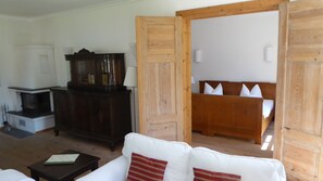 아파트 (Parterre C) | 거실 공간 | 위성 채널 시청이 가능한 32인치 평면 TV, 스마트 TV, 벽난로