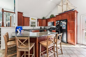 Stort kylskåp, mikrovågsugn, ugn och spishäll