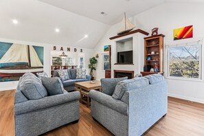 Platt-tv, eldstad, Netflix och dvd-spelare