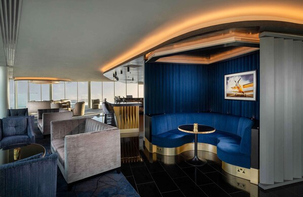 2 bars/lounges
