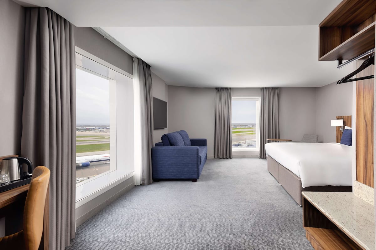 family room, 1 king bed (runway view, high floor) | living area | lcd tv
