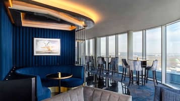 2 bars/lounges