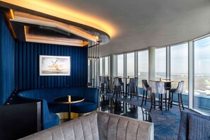 2 bars/lounges - Hilton Garden Inn London Heathrow Terminal 2 and 3 (Hounslow)