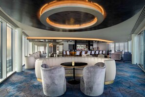 2 bars/lounges