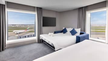 Family Room, 1 King Bed (Runway View, High Floor)