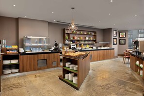 Daily cooked-to-order breakfast for a fee - Hilton Garden Inn London Heathrow Terminal 2 and 3 (Hounslow)