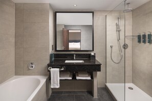 Bathroom - Hilton Garden Inn London Heathrow Terminal 2 and 3 (Hounslow)