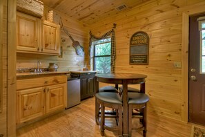 Fridge, microwave, oven, stovetop - Sweetwater Escape | Hot Tub | Creek Access | Pool Table | (Epworth)