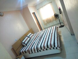 Konunglegt herbergi - 1 stórt tvíbreitt rúm - reyklaust - borgarsýn | Sérhannaðar innréttingar, skrifborð