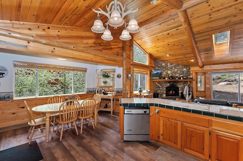 Beary Pines: Pääsy kansallismetsään! Propaani BBQ! Shuffleboard! Puulämmitteinen takka! 