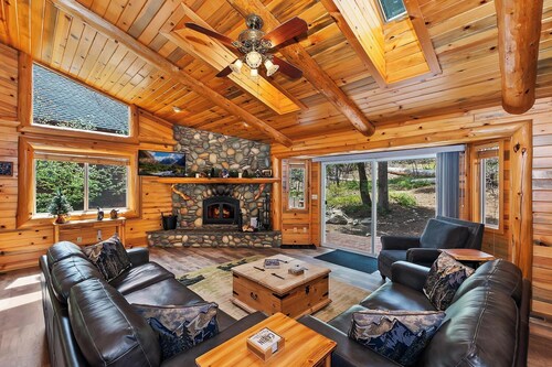Beary Pines by Destination Big Bear : Access to the National Forest! Propane BBQ! Shuffleboard! Wood Burning Fireplace!