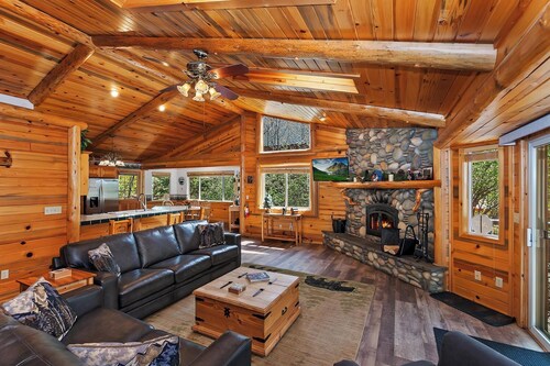 Beary Pines by Destination Big Bear : Access to the National Forest! Propane BBQ! Shuffleboard! Wood Burning Fireplace!