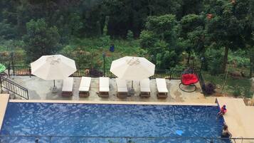 Piscine extérieure, parasols de plage