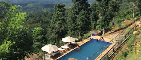 Piscine extérieure, parasols de plage