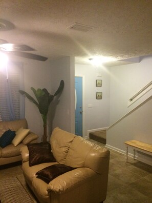 Basic Room, Multiple Beds, Non Smoking, Beach View | Living room