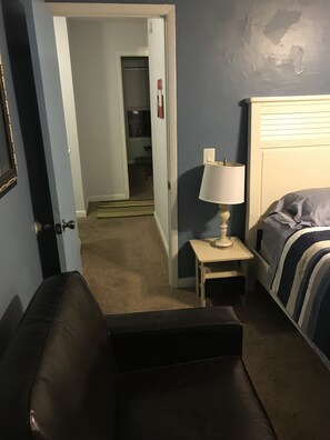 Quarto básico, várias camas, para não fumantes, vista para a praia | Ferros/tábuas de passar roupa, Wi-Fi de cortesia, roupa de cama